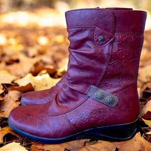 💥$68💥 Embossed Burgundy Ankle Fur Lined Winter Boots /Booties w/Winter Treads!